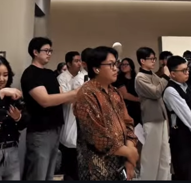 Akademisi dan pengamat kebijakan publik, Achmad Nur Rafi (Tengah, batik cokelat). (Sumber foto: Dokumentasi Narasumber)