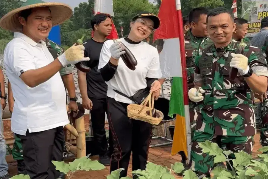 Wakil Wali Kota Depok, Chandra Rahmansyah (kiri) memanen terong di lahan urban farming Kodim 0508/Depok, pekan lalu. (Foto: Diskominfo Depok).