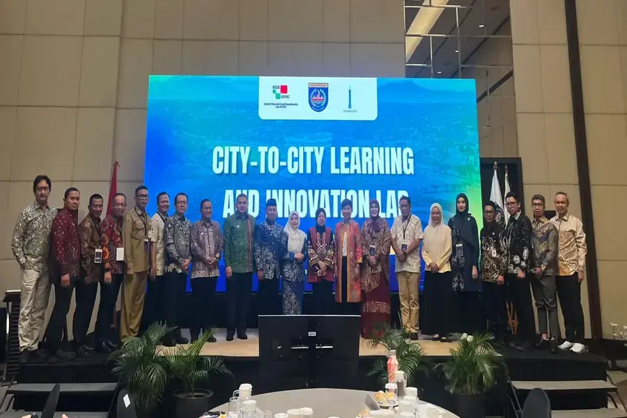 Wali Kota Depok, Supian Suri bersama Sekjen UCLG ASPAC dan beberapa kepala daerah di Indonesia dalam acara City-to-City Learning and Inovation Lab: Waste Management Practices yang diselenggarakan UCLG ASPAC di The Margo Hotel, Selasa (28/07/26). (Sumber foto: Diskominfo Depok).