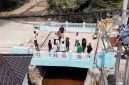 TIm DPUPR Depok melakukan pemantauan di lokasi pembangunan Jembatan Kali Angsana, Sawangan. (Foto: Indoraya Today)