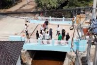 TIm DPUPR Depok melakukan pemantauan di lokasi pembangunan Jembatan Kali Angsana, Sawangan. (Foto: Indoraya Today)