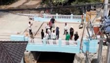 TIm DPUPR Depok melakukan pemantauan di lokasi pembangunan Jembatan Kali Angsana, Sawangan. (Foto: Indoraya Today)