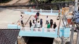 TIm DPUPR Depok melakukan pemantauan di lokasi pembangunan Jembatan Kali Angsana, Sawangan. (Foto: Indoraya Today)