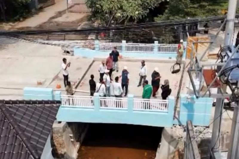 TIm DPUPR Depok melakukan pemantauan di lokasi pembangunan Jembatan Kali Angsana, Sawangan. (Foto: Indoraya Today)