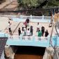 TIm DPUPR Depok melakukan pemantauan di lokasi pembangunan Jembatan Kali Angsana, Sawangan. (Foto: Indoraya Today)