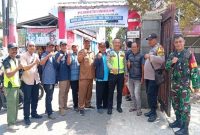 Unsur perangkat Kelurahan Rangkapan Jaya Baru berfoto bersama di depan Jalan Mede akses menuju Jalan Raya Sawangan. (Sumber foto: Jurnal Depok)