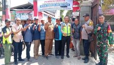 Unsur perangkat Kelurahan Rangkapan Jaya Baru berfoto bersama di depan Jalan Mede akses menuju Jalan Raya Sawangan. (Sumber foto: Jurnal Depok)