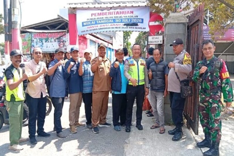 Unsur perangkat Kelurahan Rangkapan Jaya Baru berfoto bersama di depan Jalan Mede akses menuju Jalan Raya Sawangan. (Sumber foto: Jurnal Depok)