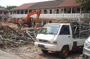 Penampakan beberapa unit alat berat dan kendaraan operasional saat membawa material sisa pembongkaran di lokasi pembangunan RKAI (Sumber Foto: Jurnal Depok).