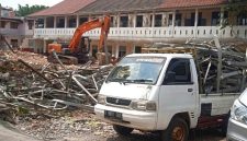 Penampakan beberapa unit alat berat dan kendaraan operasional saat membawa material sisa pembongkaran di lokasi pembangunan RKAI (Sumber Foto: Jurnal Depok).