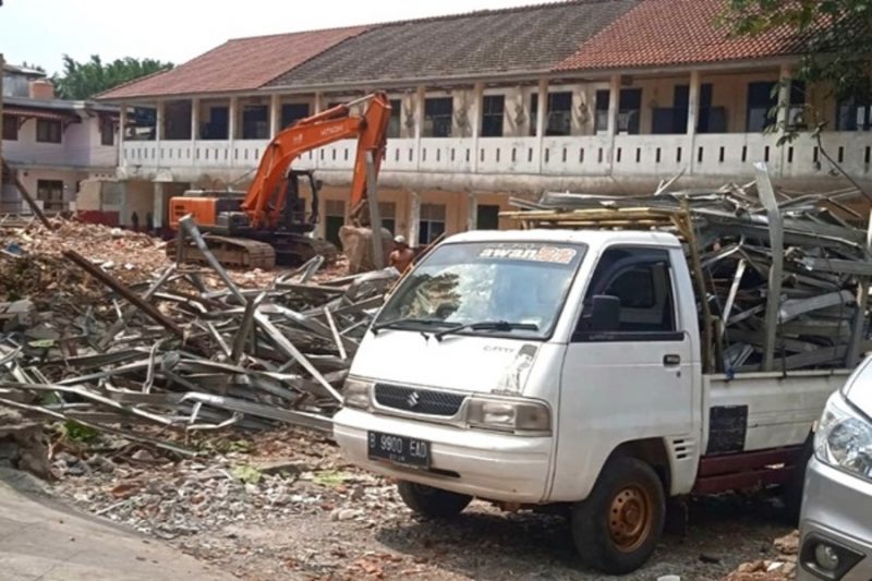 Penampakan beberapa unit alat berat dan kendaraan operasional saat membawa material sisa pembongkaran di lokasi pembangunan RKAI (Sumber Foto: Jurnal Depok).