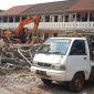 Penampakan beberapa unit alat berat dan kendaraan operasional saat membawa material sisa pembongkaran di lokasi pembangunan RKAI (Sumber Foto: Jurnal Depok).