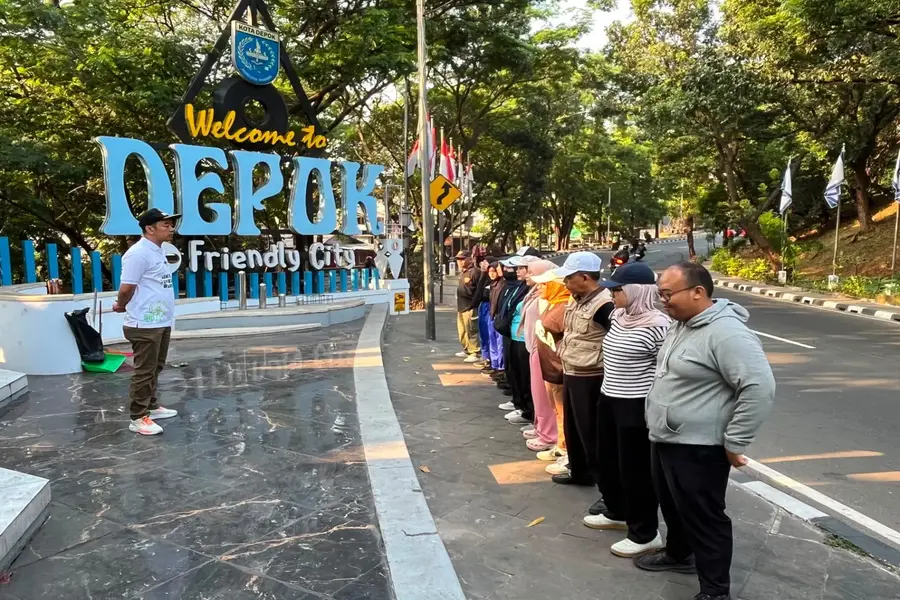 Lurah Pondokcina Nurman Hakim (kiri) memimpin apel dalam aksi Jumat Bersih di Gerbang Selamat Datang Kota Depok, Beji, Jumat (24/07/26). (Sumber foto: Dokumentasi Narasumber)