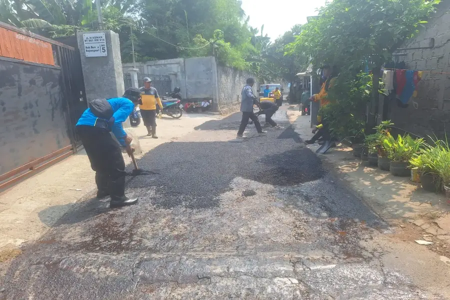 Proses perbaikan jalan H Kenan RW 14 Kelurahan Bojongsari. (Sumber foto : Dokumentasi Narasumber)