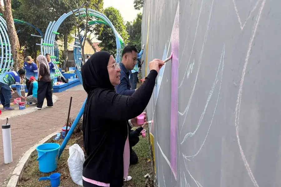 Kepala DLHK Kota Depok, Reni Siti Nuraeni bersama Kepala Bidang Tata Lingkungan dan Konservasi DLHK Kota Depok Tri Sakti Anggoro saat merapikan dan menata ulang Taman Meruyung, Kecamatan Limo, Jumat (24/07/26). (Foto: Dokumentasi DLHK Kota Depok)