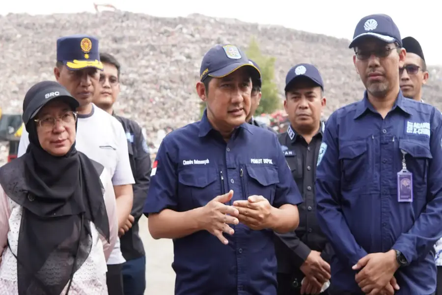 Wakil Wali Kota (Wawalkot) Depok Chandra Rahmansyah meninjau langsung lokasi kebakaran bersama jajaran Dinas Lingkungan Hidup dan Kebersihan (DLHK), Dinas Pemadam Kebakaran (Damkar), perwakilan Kementerian Lingkungan Hidup (KLH), serta perangkat daerah terkait, Jumat (17/07/26). (Foto: Berita Depok)