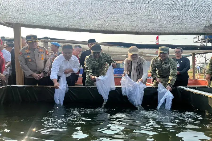 Wali Kota Depok Supian Suri, Kapolres Metro Depok Kombes Pol Christian Rony Putra, Wakil Ketua DPRD Kota Depok Yeti Wulandari, dan jajaran TNI melakukan penebaran benih ikan di lahan peternakan Yonif TP 889/Baga Satya Gardapati, Kelurahan Cipayung Jaya, Kecamatan Cipayung, Kamis (30/07/26). (Sumber foto: Diskominfo Depok).