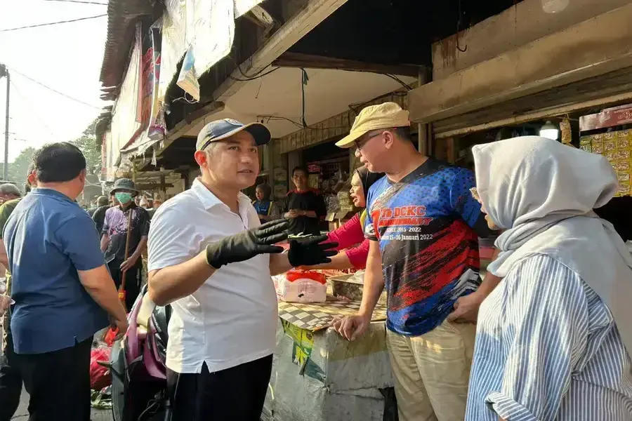 Wakil Wali Kota Depok Chandra Rahmansyah (kiri, baju putih) saat mensosialisasikan dan memperkenalkan program penataan kawasan Pasar Cisalak, Jumat (17/07/26). (Foto: Diskominfo Depok).