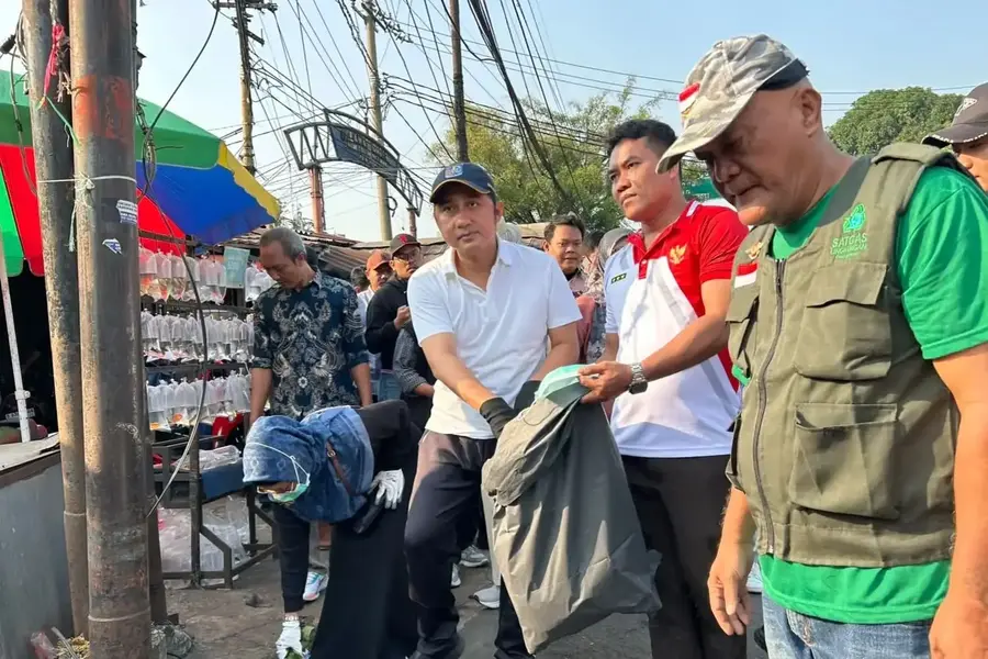 Wakil Wali Kota Depok Chandra Rahmansyah (baju putih) bersama unsur terkait saat melakukan opsih di kawasan Pasar Cisalak, Jumat (17/07/26) (Foto: Diskominfo Depok)