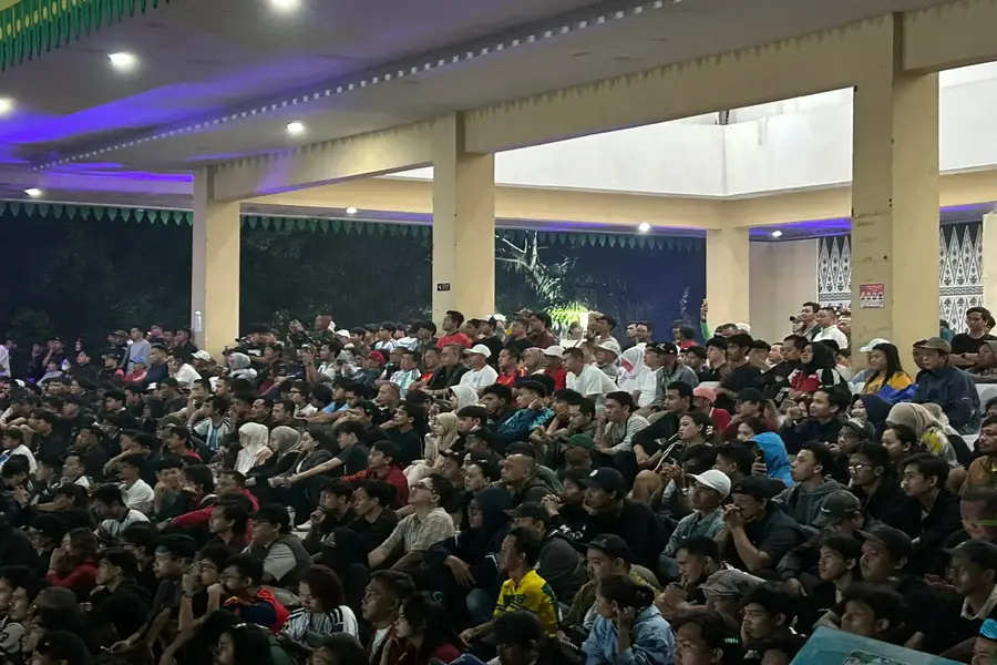 Wakil Wali Kota (Wawalkot) Depok, Chandra Rahmansyah (tengah), saat menghadiri nobar Piala Dunia FIFA 2026 bersama unsur Forkopimda dan masyarakat, di Alun-alun Timur GDC, Senin (20/07/26). (Foto: Diskominfo Depok)