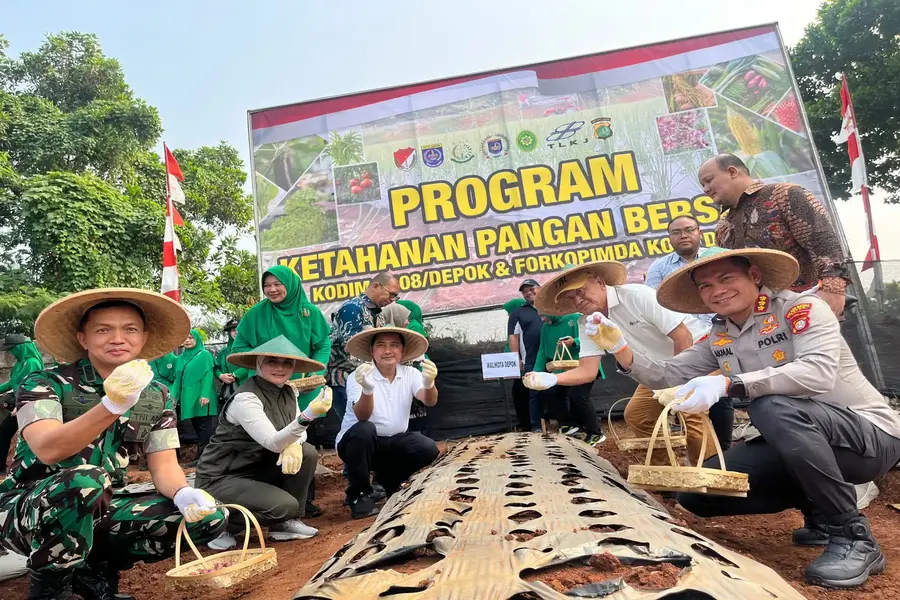 Wakil Wali Kota Depok, Chandra Rahmansyah dan Forkopimda saat melaksananakn penanaman bawang merah di lahan urban farming Kodim 0508/Depok, Jalan Ir. Juanda, Kecamatan Sukmajaya, Sabtu (18/07/26). (Foto: Diskominfo Depok).