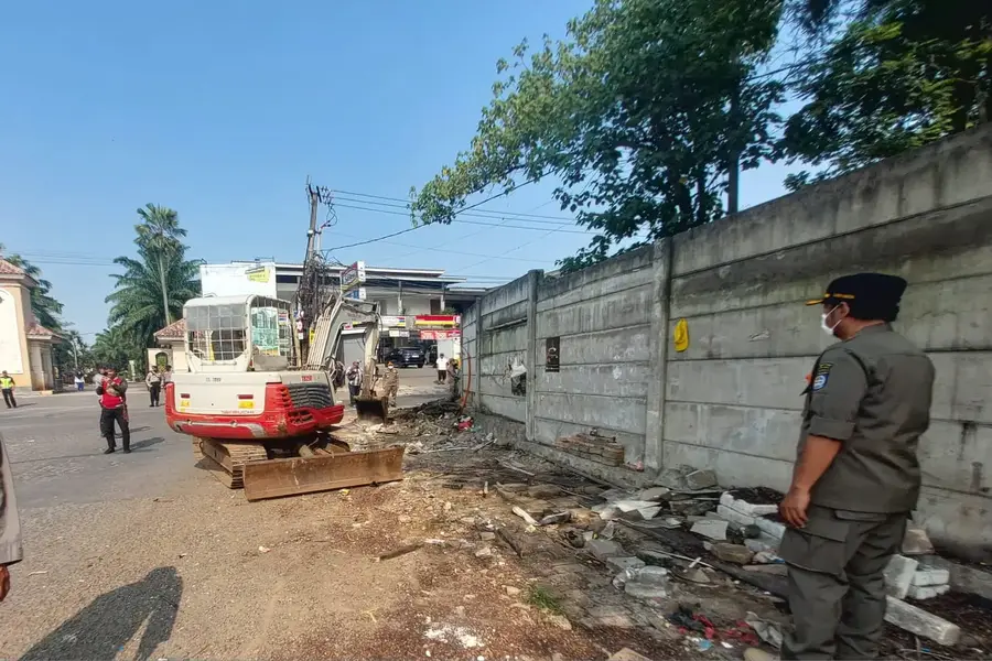 Penertiban bangunan liar yang diduga menjadi lokasi perbuatan asusila di Jalan Boulevard Esmeralda Golf, Kelurahan Tapos, Kecamatan Tapos, Kamis (23/07/26). (Foto: Diskominfo Depok).