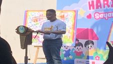 Wali Kota Depok, Supian Suri, saat menyampaikan program ramah anak di Depok pada Hari Anak Nasional di Makara Art Center UI (Kamis, 23/07/2026).
Sumber foto: Sumber Istimewa