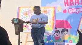 Wali Kota Depok, Supian Suri, saat menyampaikan program ramah anak di Depok pada Hari Anak Nasional di Makara Art Center UI (Kamis, 23/07/2026). 
Sumber foto: Sumber Istimewa