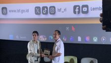 Wakil Wali Kota Depok, Chandra Rahmansyah saat menerima plakat penghargaan dari LSF di CGV Depok Mall, Selasa (21/07/26). (Foto: Siaran Depok)
