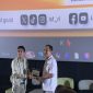 Wakil Wali Kota Depok, Chandra Rahmansyah saat menerima plakat penghargaan dari LSF di CGV Depok Mall, Selasa (21/07/26). (Foto: Siaran Depok)