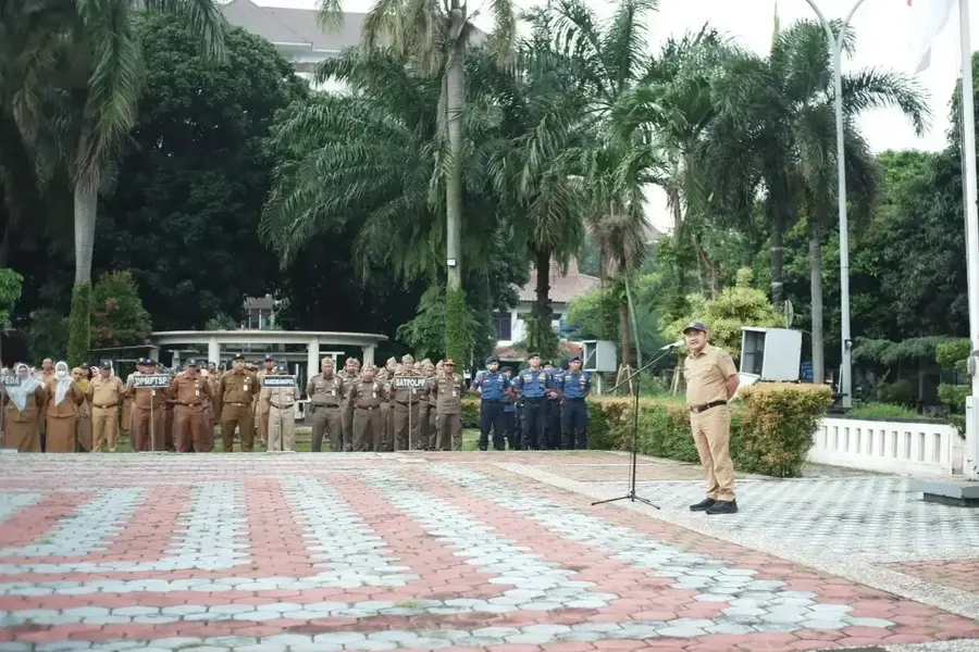 Wakil Wali Kota (Wawalkot) Depok, Chandra Rahmansyah saat memberikan arahan pada apel pagi Aparatur Sipil Negara (ASN) Pemerintah Kota (Pemkot) Depok di Lapangan Balai Kota Depok, Senin (27/07/26). (Foto: Diskominfo Depok)