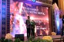 Kombes Pol Abdul Waras bersama istri berpamitan kepada masyarakat Kota Depok dalam acara pisah sambut Kapolres Metro Depok di Hotel Bumi Wiyata Rabu malam (27/07/26). (Foto: Siaran Depok)