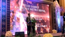 Kombes Pol Abdul Waras bersama istri berpamitan kepada masyarakat Kota Depok dalam acara pisah sambut Kapolres Metro Depok di Hotel Bumi Wiyata Rabu malam (27/07/26). (Foto: Siaran Depok)