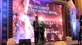 Kombes Pol Abdul Waras bersama istri berpamitan kepada masyarakat Kota Depok dalam acara pisah sambut Kapolres Metro Depok di Hotel Bumi Wiyata Rabu malam (27/07/26). (Foto: Siaran Depok)