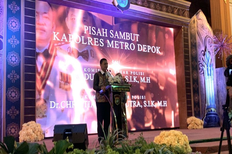 Kombes Pol Abdul Waras bersama istri berpamitan kepada masyarakat Kota Depok dalam acara pisah sambut Kapolres Metro Depok di Hotel Bumi Wiyata Rabu malam (27/07/26). (Foto: Siaran Depok)