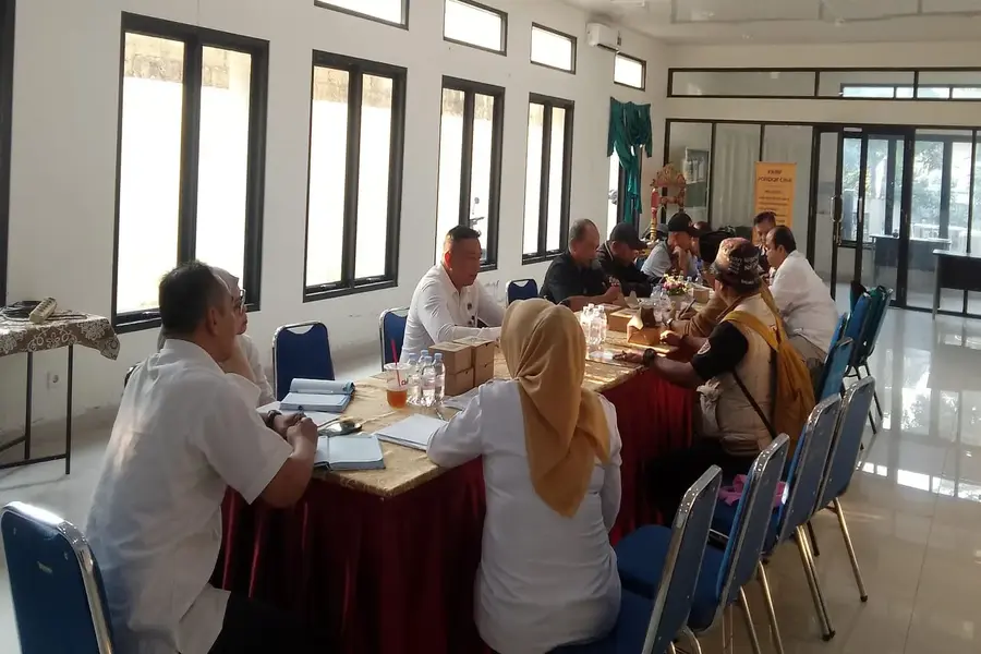 Lurah Pondokcina, Nurman Hakim memimpin rapat mingguan di Kantor Kelurahan Pondok Cina, Beji, beberapa waktu lalu. (Foto: Dok. Narasumber)