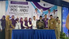 Wali Kota Depok, Supian Suri bersama Ketua TP - Posyandu Kota Depok, Siti Barkah Hasanah saat berfoto bersama usai meresmikan Posyandu 6 SPM Melati Putih dan enam gedung Posyandu lainnya . (Foto: Siaran Depok)