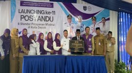 Wali Kota Depok, Supian Suri bersama Ketua TP - Posyandu Kota Depok, Siti Barkah Hasanah saat berfoto bersama usai meresmikan Posyandu 6 SPM Melati Putih dan enam gedung Posyandu lainnya . (Foto: Siaran Depok)