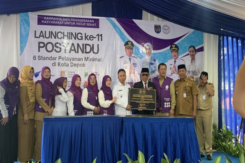 Wali Kota Depok, Supian Suri bersama Ketua TP - Posyandu Kota Depok, Siti Barkah Hasanah saat berfoto bersama usai meresmikan Posyandu 6 SPM Melati Putih dan enam gedung Posyandu lainnya . (Foto: Siaran Depok)