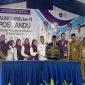 Wali Kota Depok, Supian Suri bersama Ketua TP - Posyandu Kota Depok, Siti Barkah Hasanah saat berfoto bersama usai meresmikan Posyandu 6 SPM Melati Putih dan enam gedung Posyandu lainnya . (Foto: Siaran Depok)