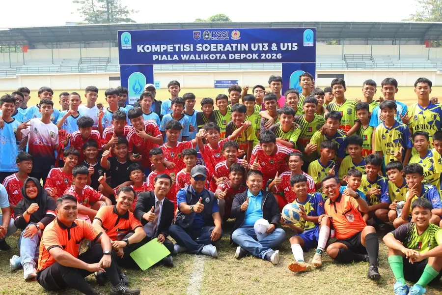 Wali Kota Depok, Supian Suri bersama peserta Kompetisi Soeratin di Stadion Merpati, Kecamatan Pancoran Mas, Kota Depok, Sabtu (18/07/26). (Foto : Dokpim Depok).