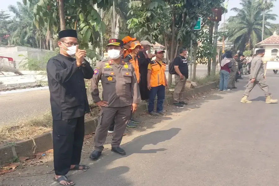 Camat Tapos, Jarkasih (kiri) mendampingi Kasatpol PP Kota Depok, Dede Hidayat pada saat menertibkan bangunan liar di Jalan Boulevard Esmeralda Golf, Kelurahan Tapos, Kecamatan Tapos, Kamis (23/07/26). (Foto : Diskominfo Depok).