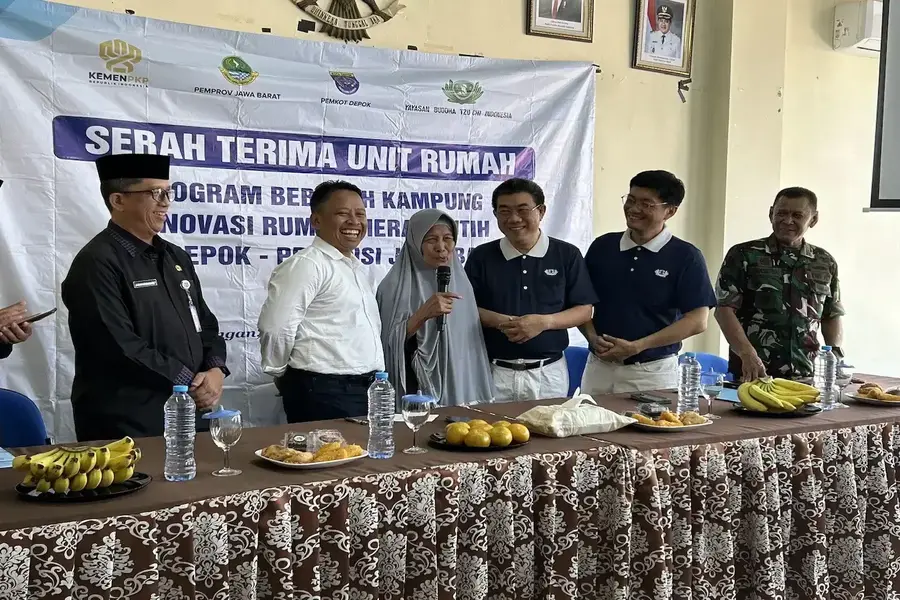 Penyerahan kunci secara simbolis oleh Wali Kota Depok, Supian Suri bersama perwakilan Yayasan Buddha Tzu Chi di Aula Kantor Kelurahan Beji Timur pada Kamis (30/07/26) pagi. (Sumber foto: Diskominfo Depok)