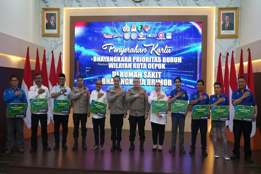 Momen foto bersama Kepala Bidang Kesehatan dan Jasmani (Kabid Kesjas) Korbrimob Polri, Kombes Pol dr. Bambang Wiji Asmoro usai memberikan bantuan berupa kartu Bhayangkara Prioritas Buruh. (Sumber foto: Dokumentasi Narasumber)