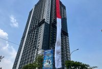 Kain Merah Putih setinggi 120 meter dan lebar 10 meter di Gedung Evenciio masuk rekor muri, Jalan Margonda Raya, Kecamatan Beji.