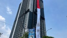 Kain Merah Putih setinggi 120 meter dan lebar 10 meter di Gedung Evenciio masuk rekor muri, Jalan Margonda Raya, Kecamatan Beji.