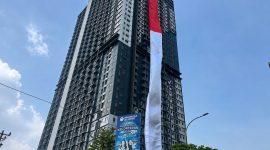 Kain Merah Putih setinggi 120 meter dan lebar 10 meter di Gedung Evenciio masuk rekor muri, Jalan Margonda Raya, Kecamatan Beji.