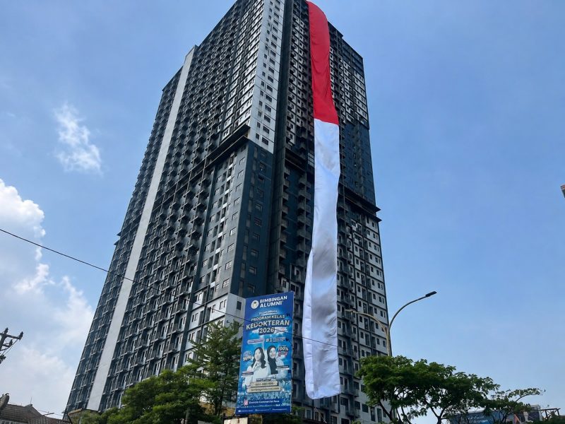 Kain Merah Putih setinggi 120 meter dan lebar 10 meter di Gedung Evenciio masuk rekor muri, Jalan Margonda Raya, Kecamatan Beji.