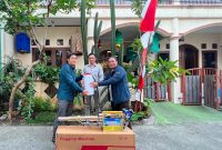 Penyerahan amanah bantuan mesin fogging dari mantan pejabat dinas, yaitu Ibu Aini Widayatti, mantan Kepala Badan Keuangan Daerah (BKD) Kota Depok yang sudah purnabakti beberapa waktu lalu, kepada Ketua Rukun Warga (RW) 009 Kelurahan Sukatani, Kecamatan Tapos, Kota Depok. (Sumber foto: Dokumentasi narasumber)