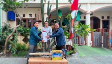 Penyerahan amanah bantuan mesin fogging dari mantan pejabat dinas, yaitu Ibu Aini Widayatti, mantan Kepala Badan Keuangan Daerah (BKD) Kota Depok yang sudah purnabakti beberapa waktu lalu, kepada Ketua Rukun Warga (RW) 009 Kelurahan Sukatani, Kecamatan Tapos, Kota Depok. (Sumber foto: Dokumentasi narasumber)